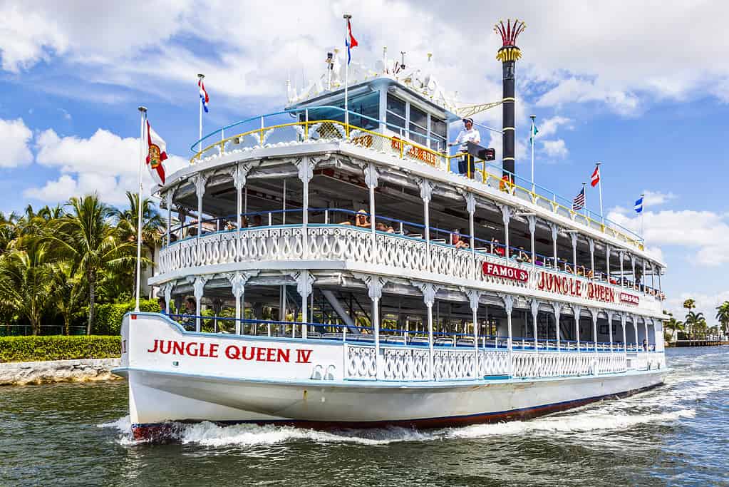 Fort Lauderdale: Cruise with jungle queen riverboat in Fort Lauderdale, USA. The jungle Queen is 65 years and has transported so far 4 Million passengers.