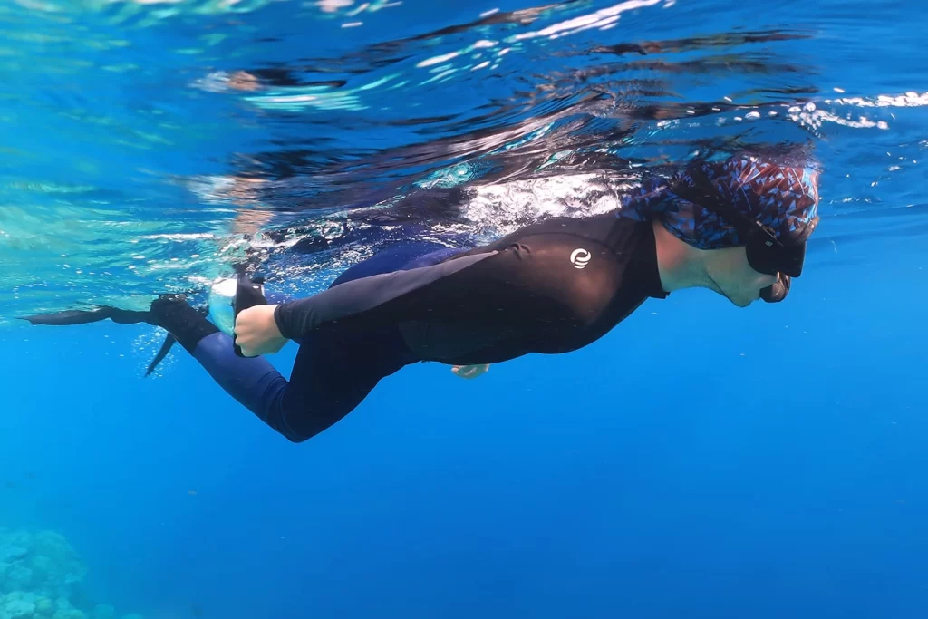 man-wearing-full-uv-protection-rash-guard-for-snorkeling